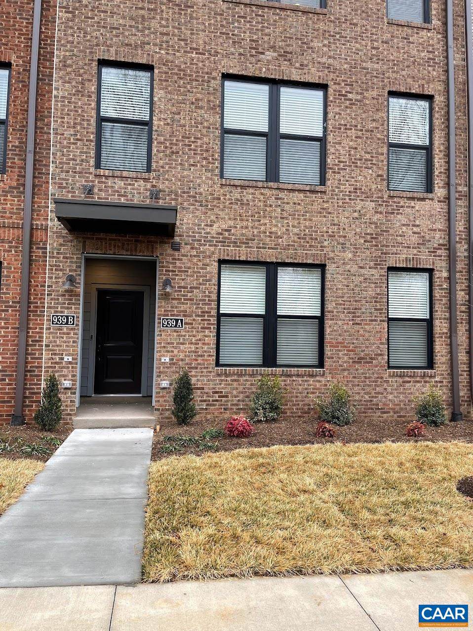 939 Salamander St - Photo 1