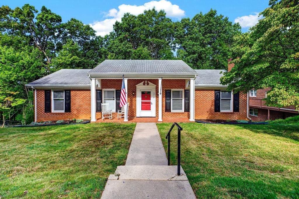1215 Pinehurst Rd - Photo 1