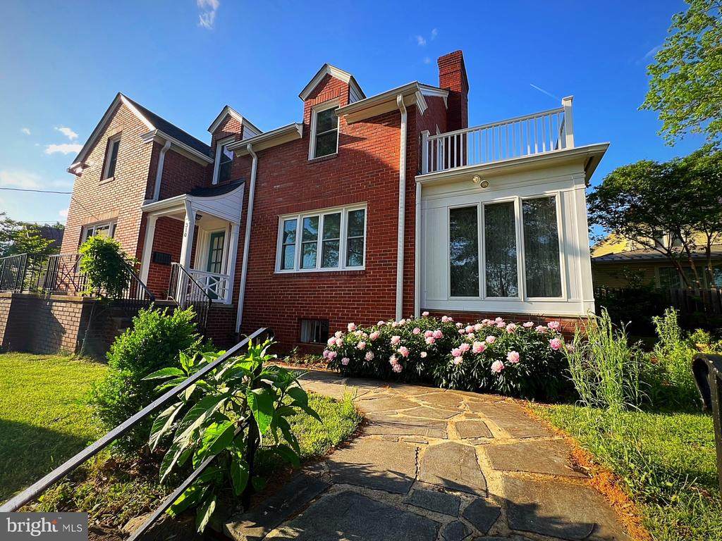 310 Asher St - Photo 1