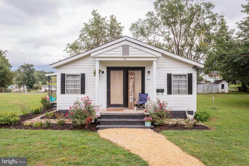 411 Fourth St - Photo 1