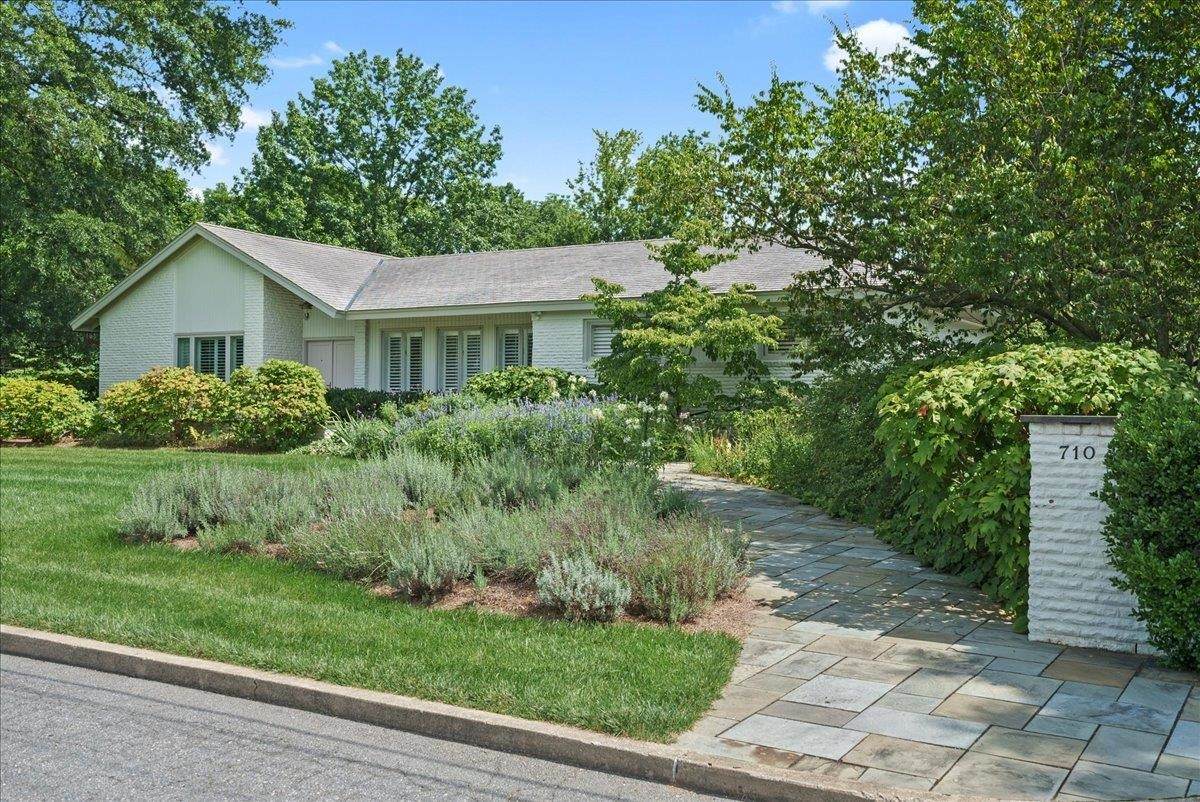 710 New York Ave - Photo 1