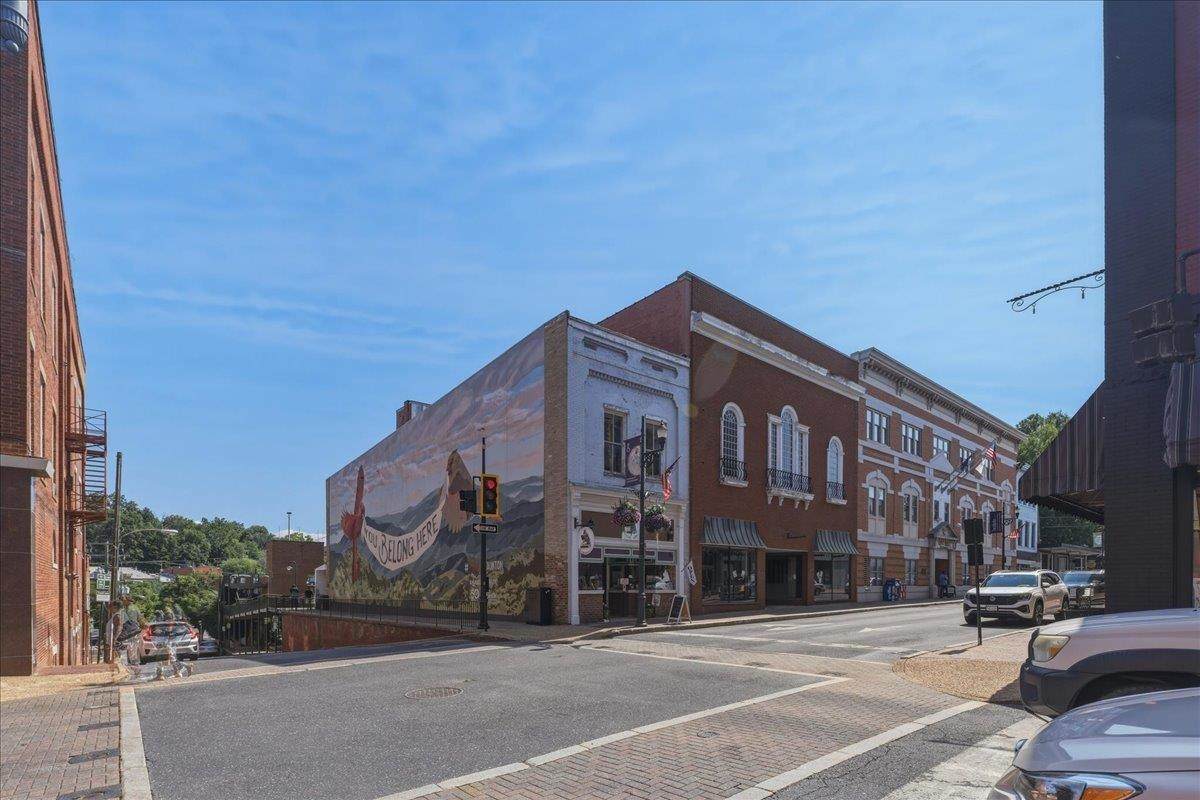 102 Beverley St - Photo 1