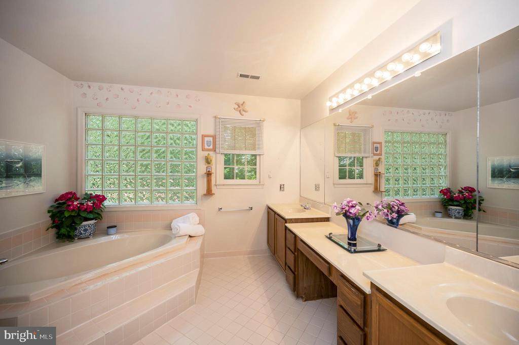102 Hillside Dr - Photo 1