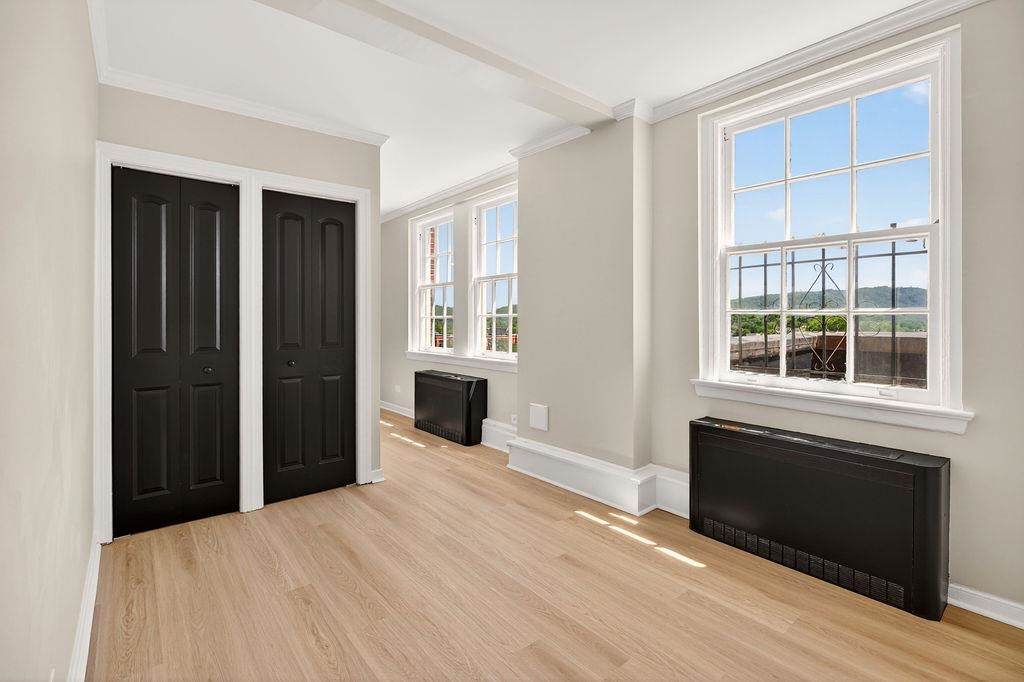 500 Court Sq - Photo 1
