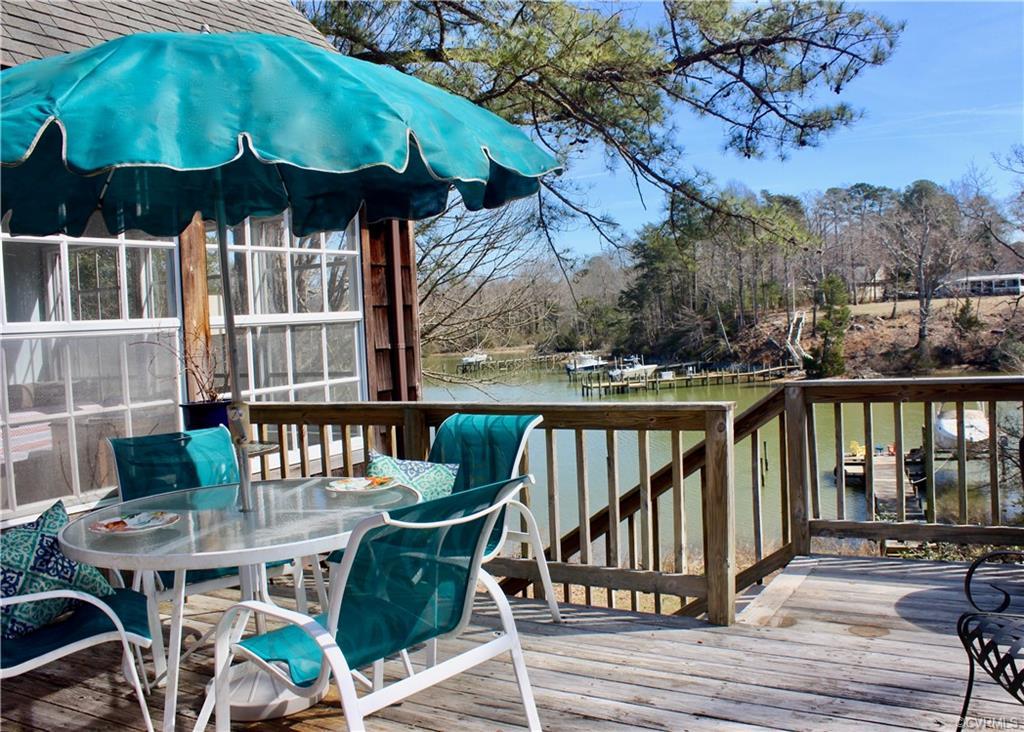 682 Queens Point Drive - Photo 1