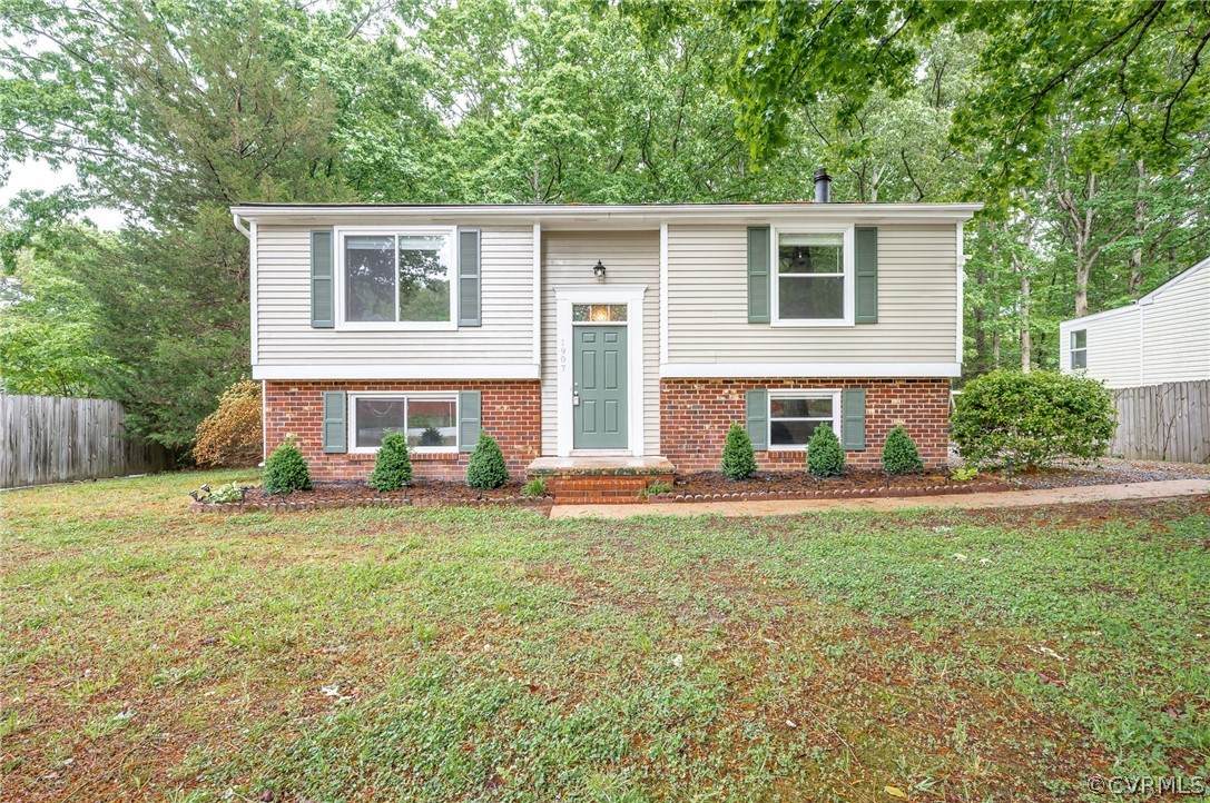 1907 Mountain Pine Boulevard - Photo 1