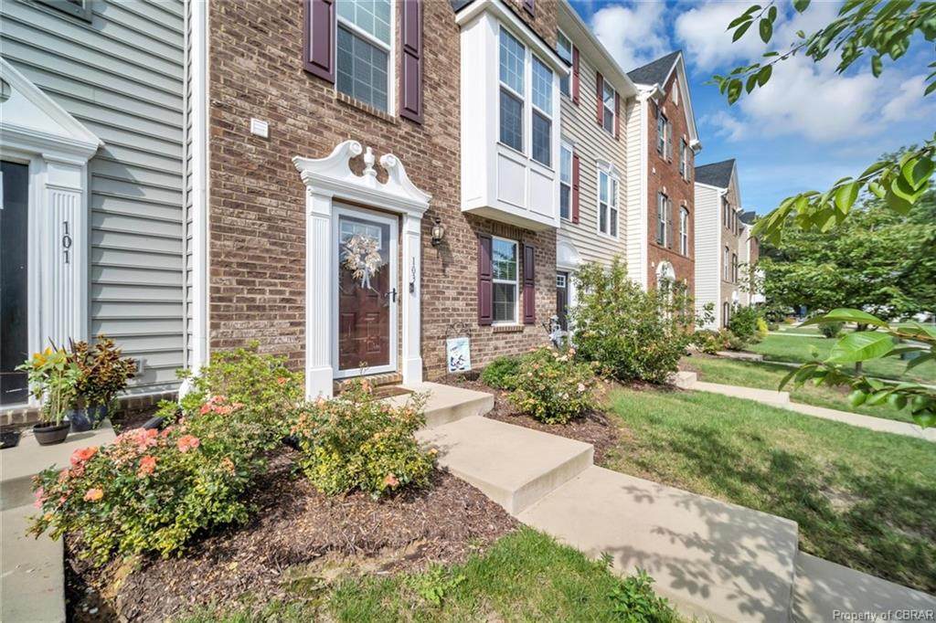 103 Newbaker Square - Photo 1