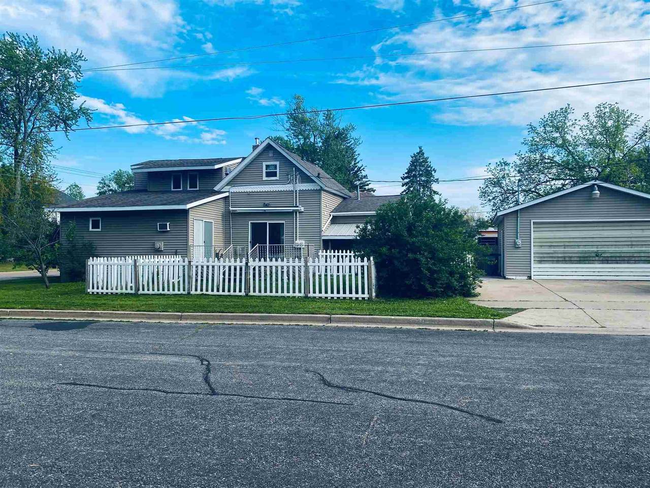 851 10TH AVENUE NORTH - Photo 1
