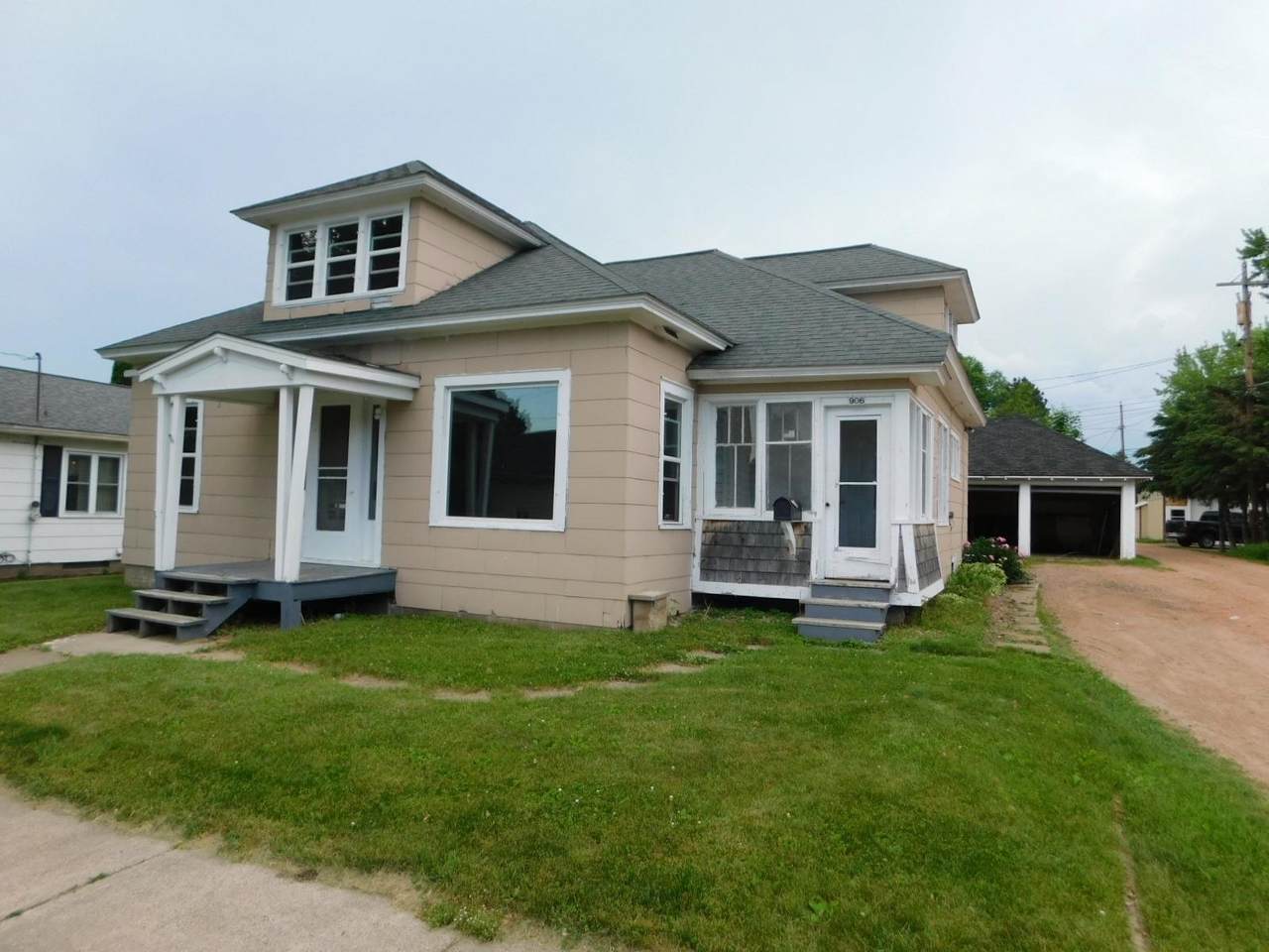 906 7TH STREET - Photo 1