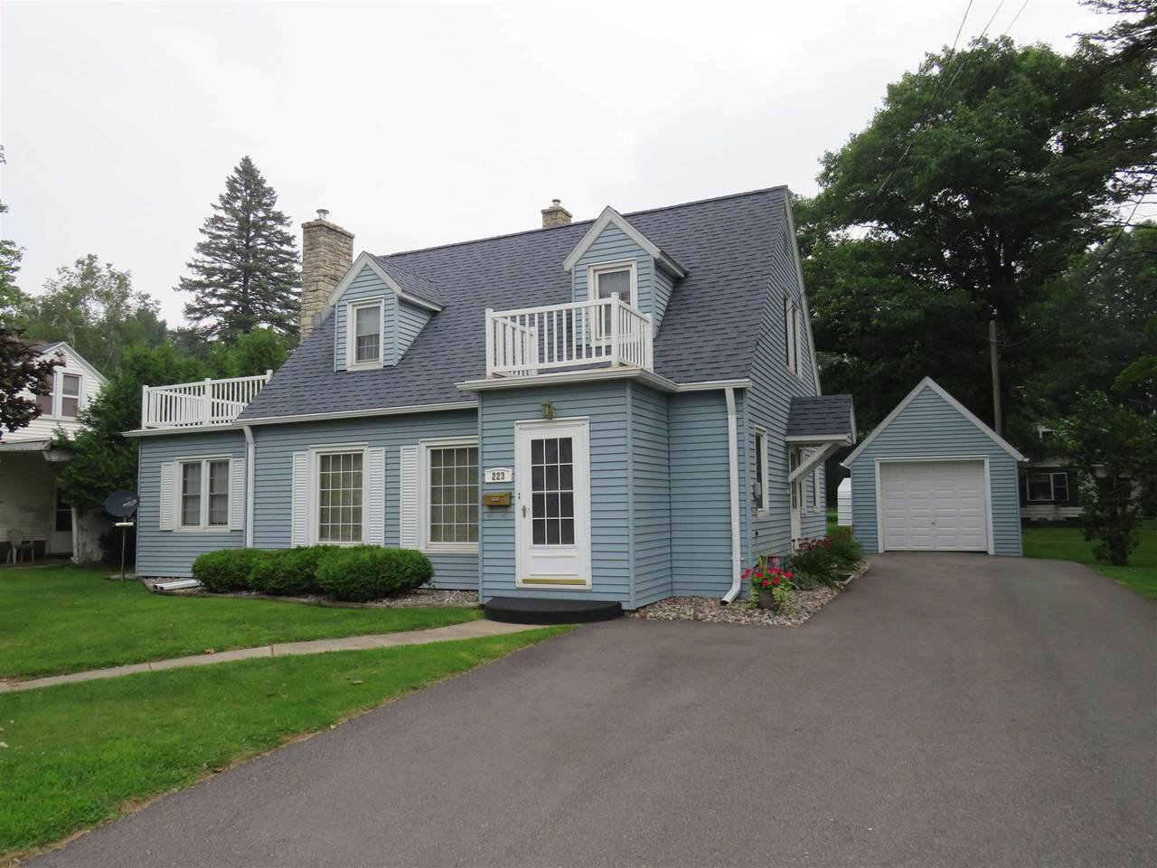 223 Superior Street - Photo 1