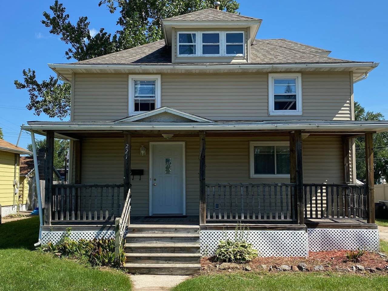 221 14TH AVENUE - Photo 1