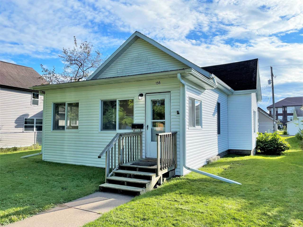 136 Argyle Avenue South - Photo 1