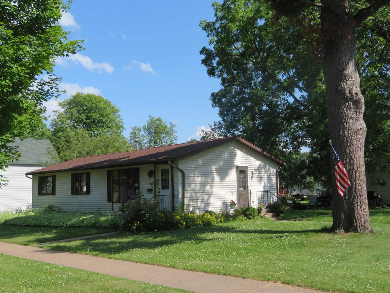 1413 Cotter Avenue - Photo 1