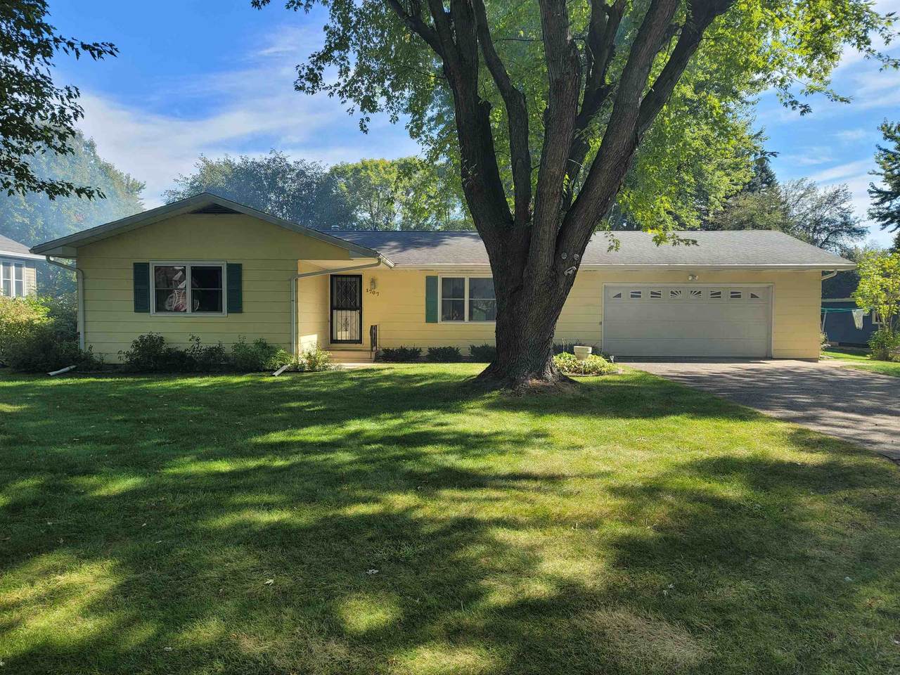 1707 Apple Avenue - Photo 1