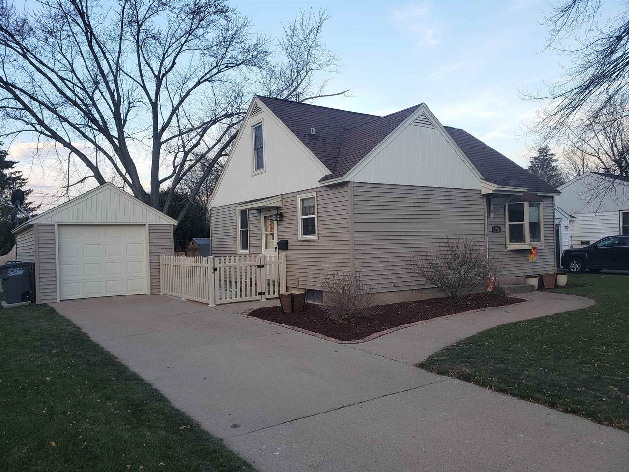 350 19TH AVENUE SOUTH - Photo 1