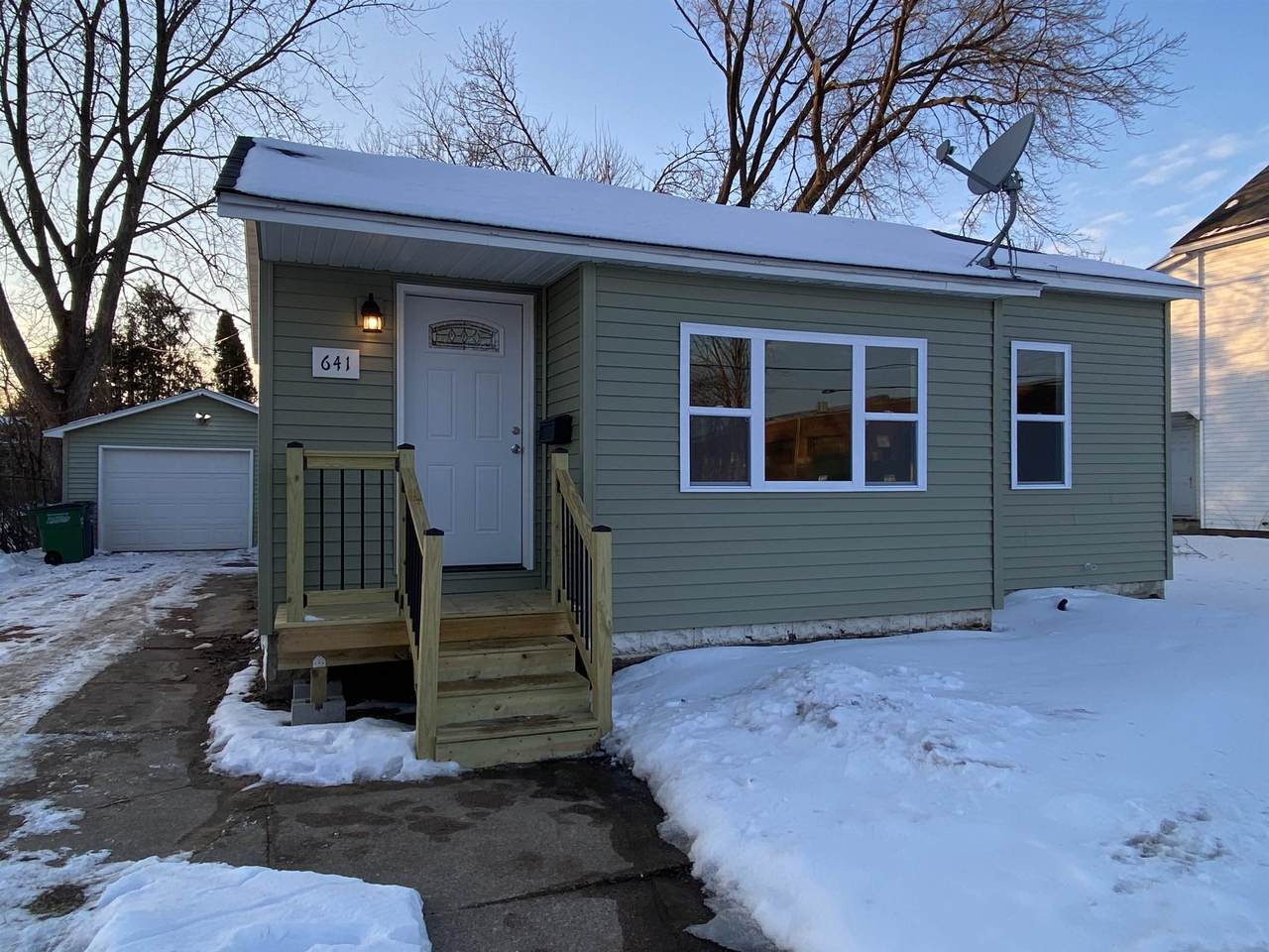 641 10TH AVENUE NORTH - Photo 1