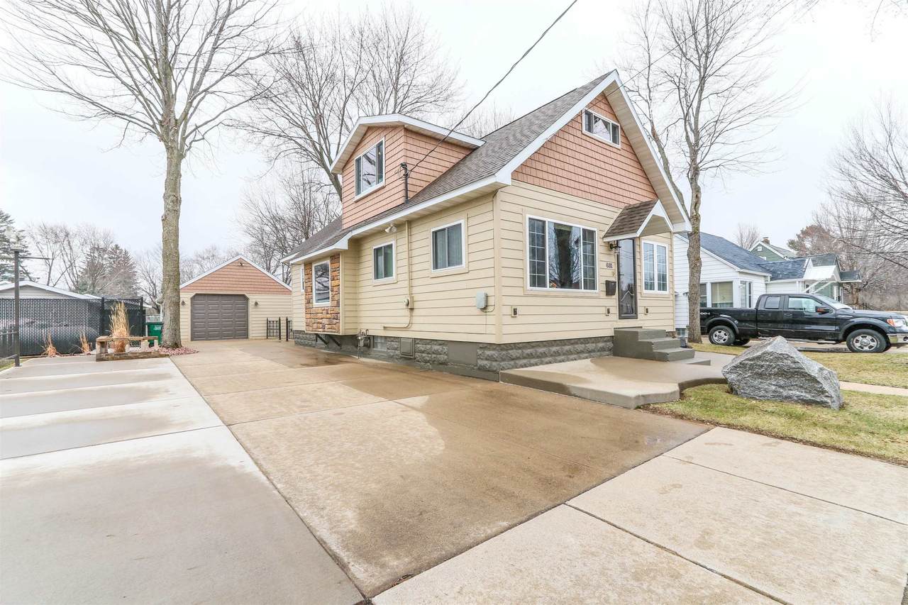 631 12TH AVENUE NORTH - Photo 1