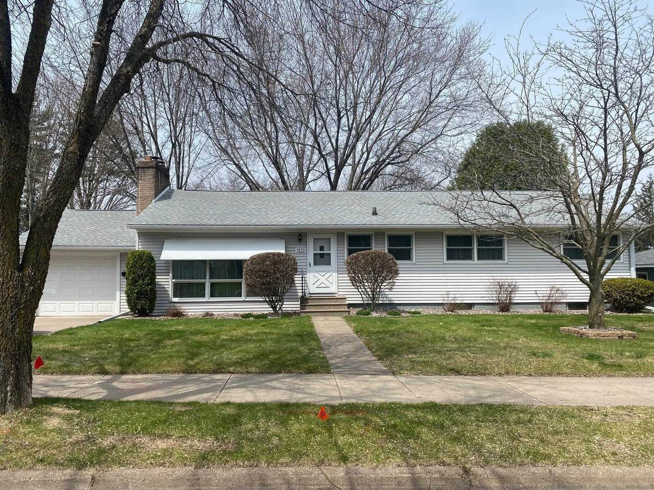1528 Summit Drive - Photo 1
