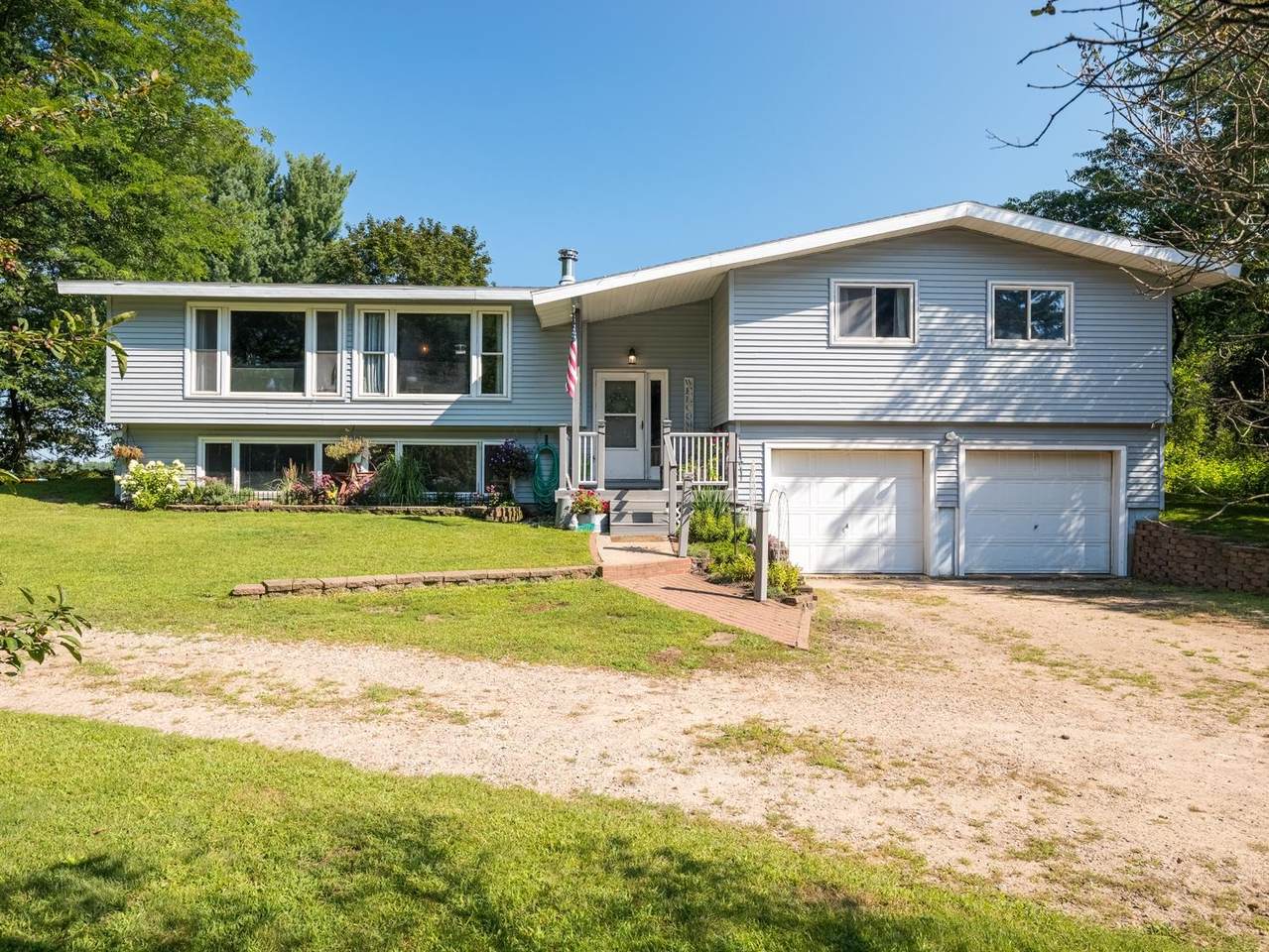 384 Akron Avenue West - Photo 1