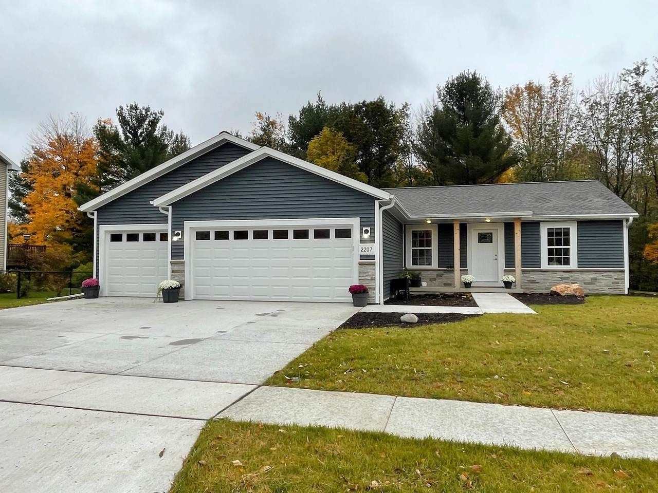2207 Fantail Avenue - Photo 1