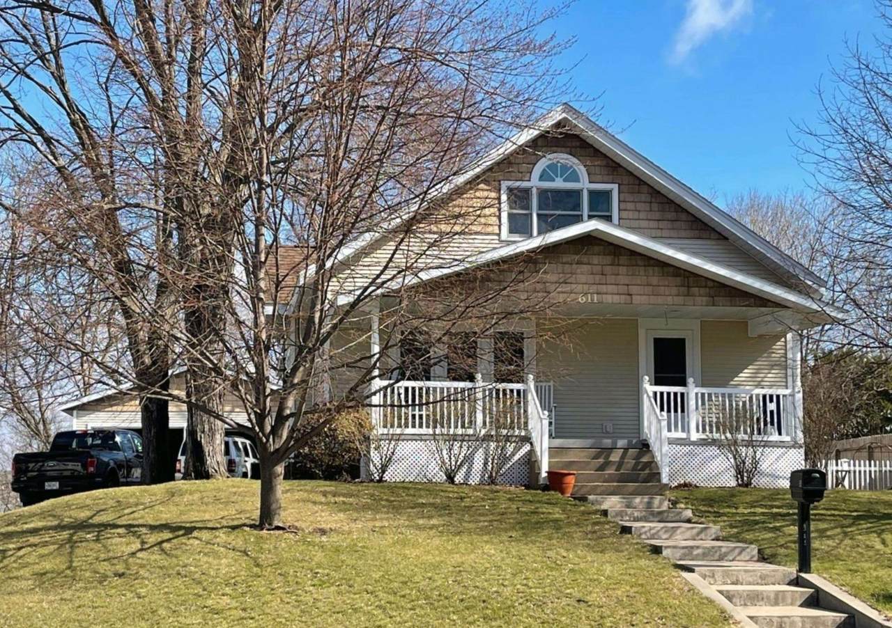 611 Baker Street - Photo 1