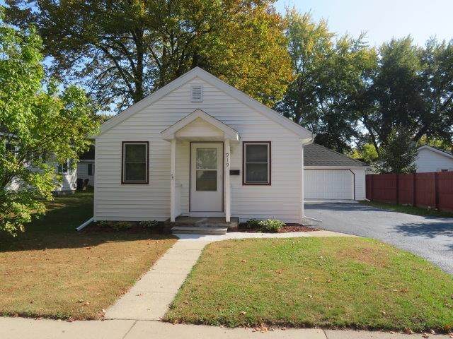 919 10TH AVENUE - Photo 1