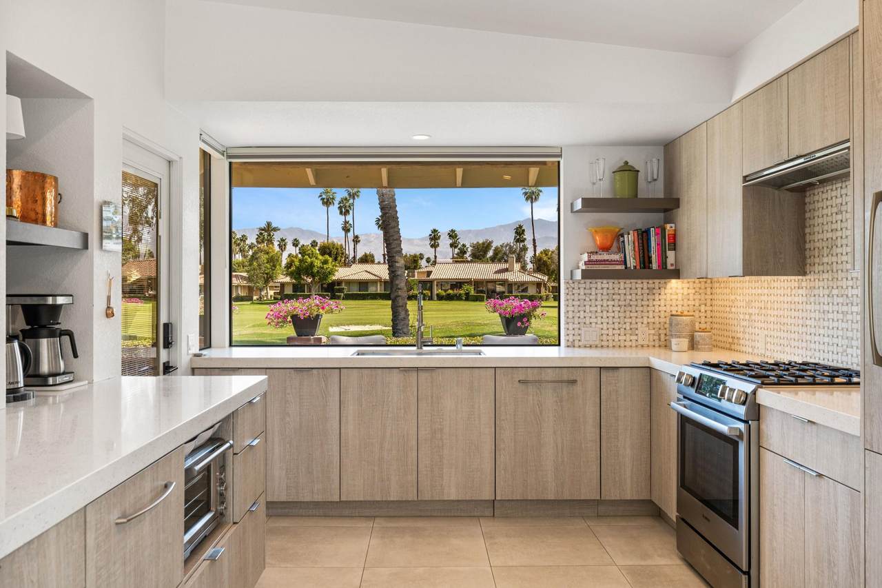201 Las Lomas - Photo 1