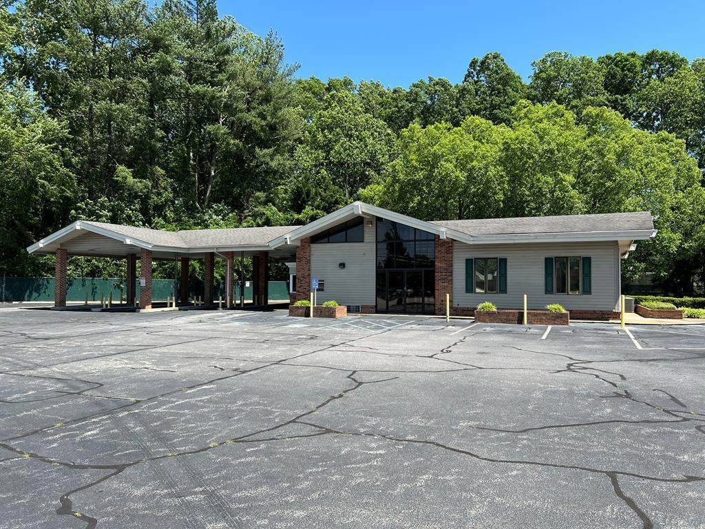 3300 N Main St - Photo 1