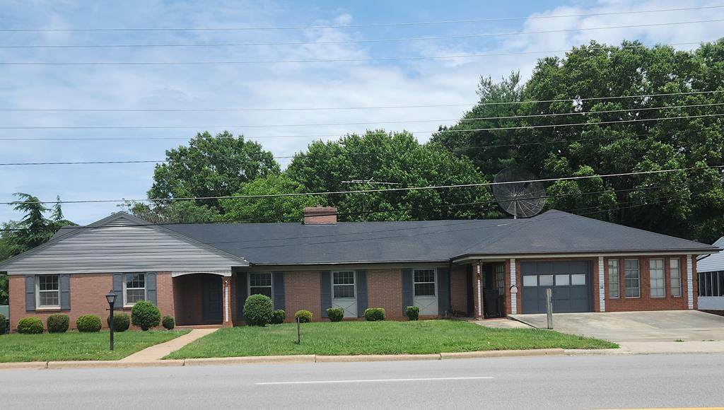 3004 N Main St - Photo 1