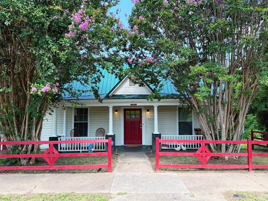 513 Middle St - Photo 1