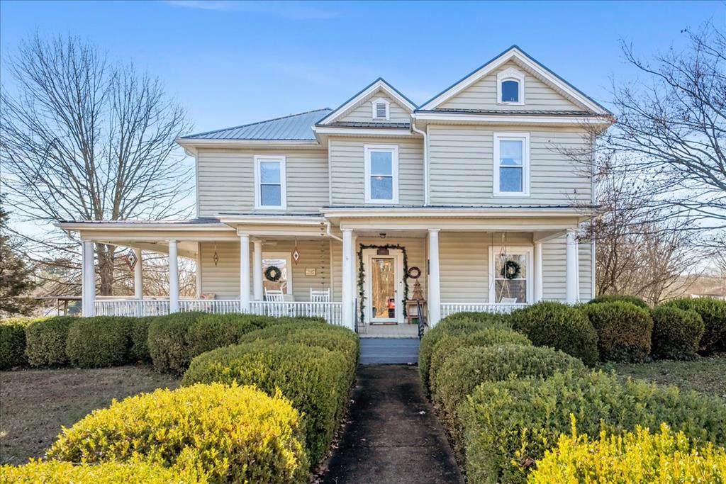 601 Henry St - Photo 1