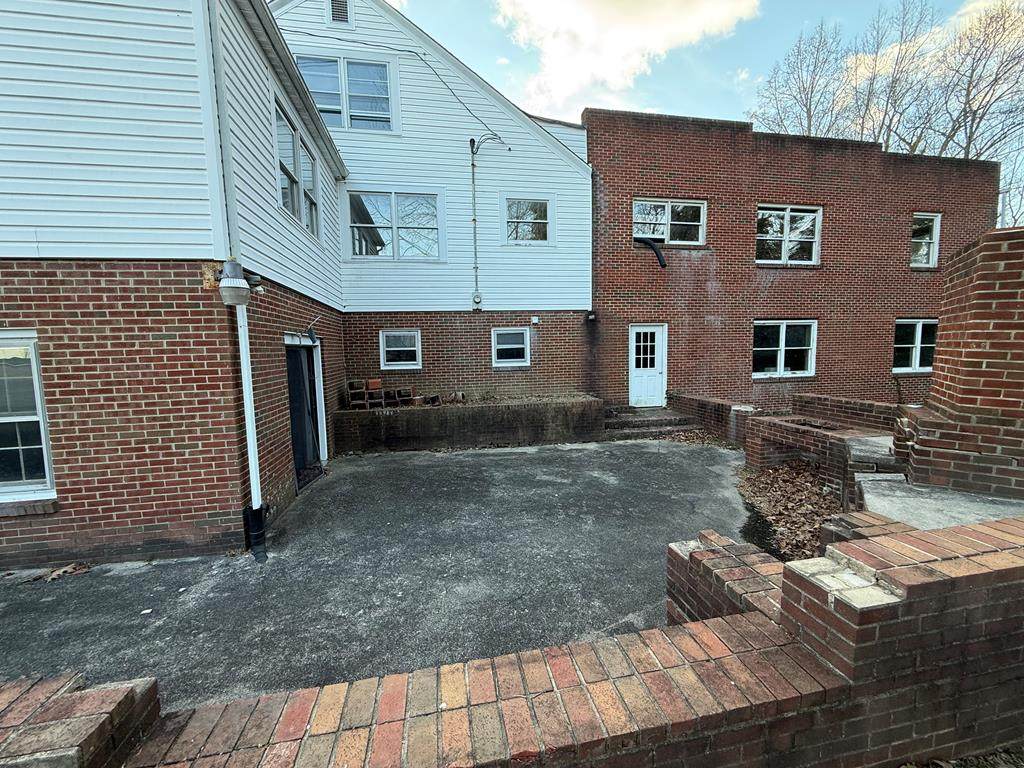 1410 W Main St - Photo 1