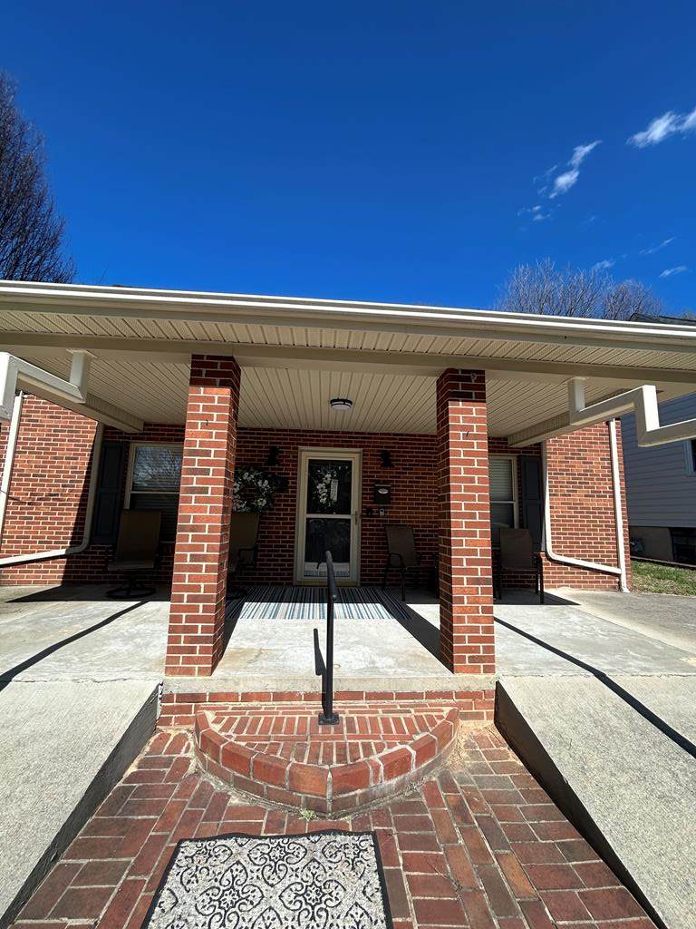 112 Manchester Ave - Photo 1