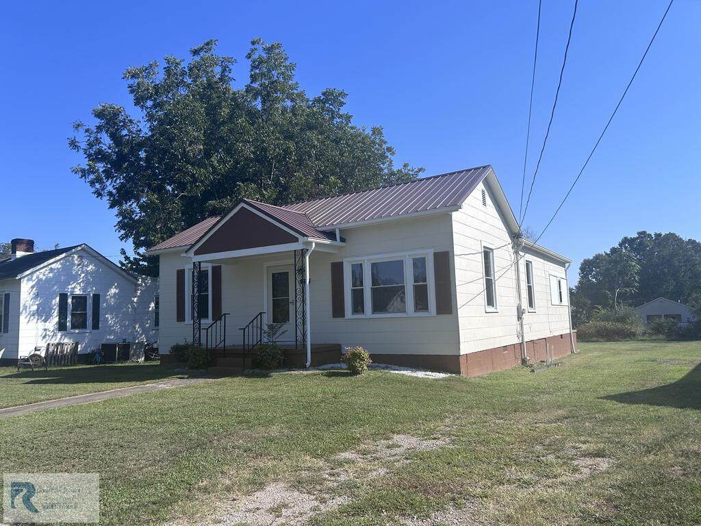 813 Hughes St - Photo 1