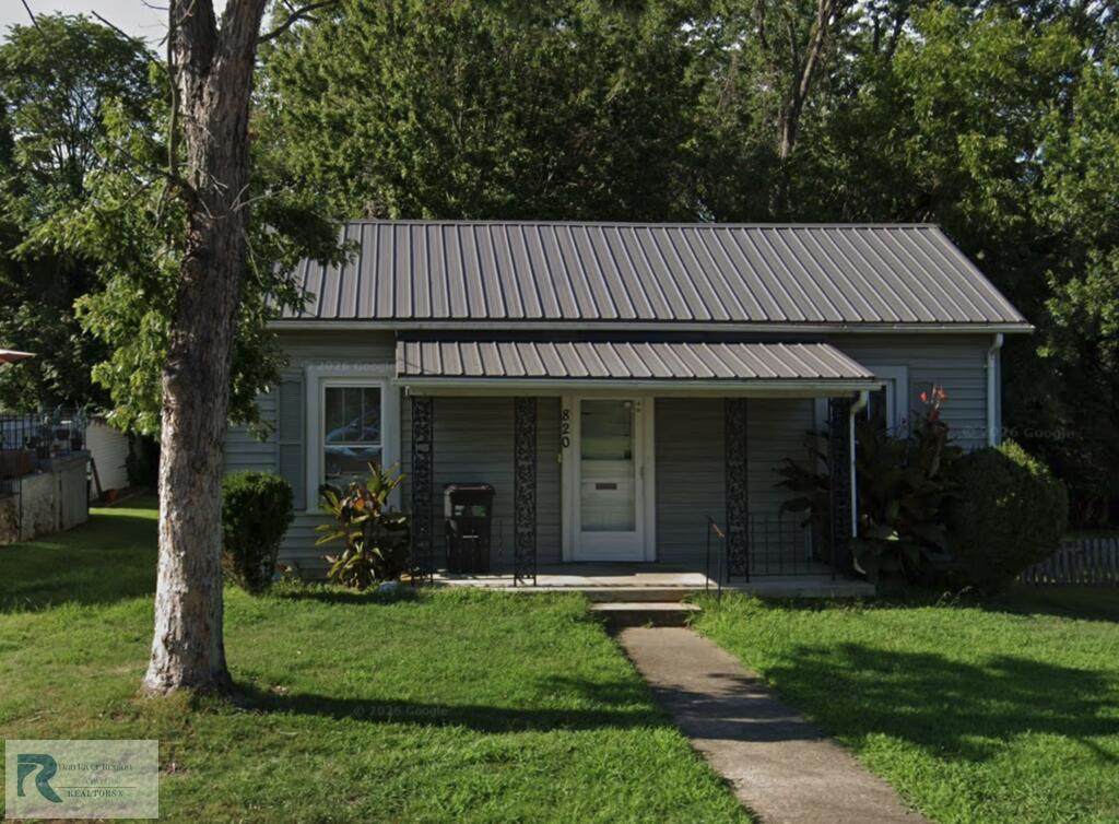 820 Hughes St - Photo 1
