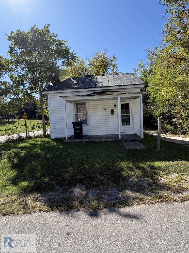 817 Buford St - Photo 1