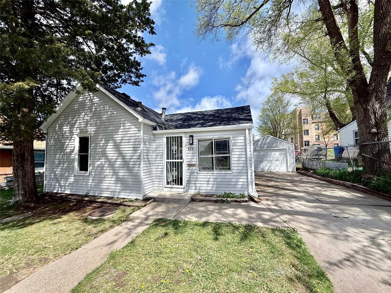 928 Morton Avenue - Photo 1