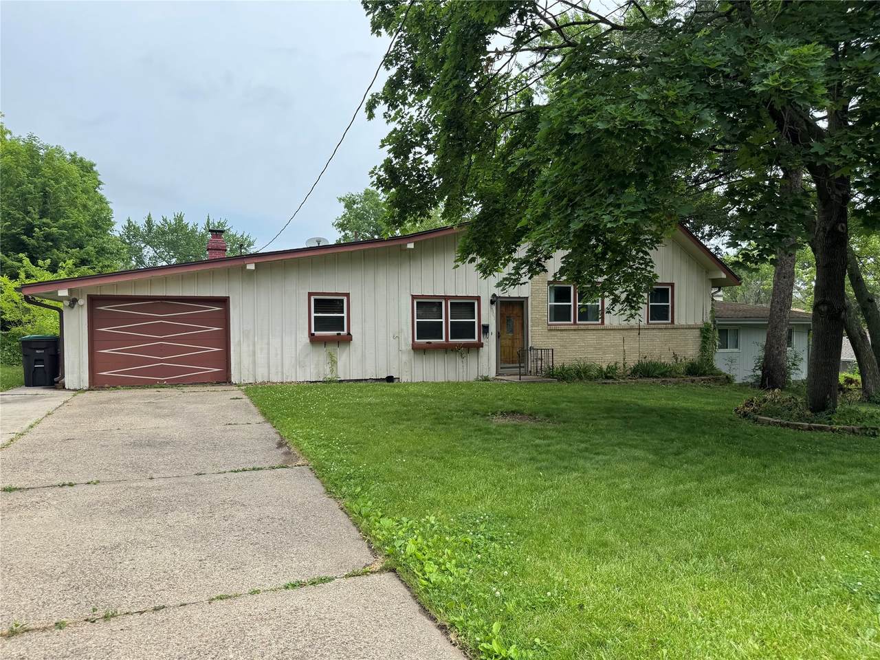 2601 Sherwood Drive - Photo 1