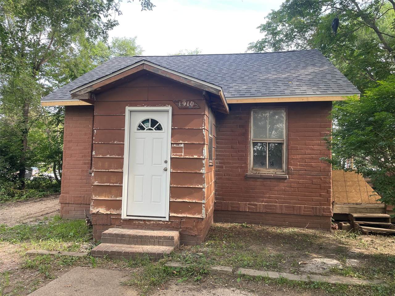 1910 Court Street - Photo 1