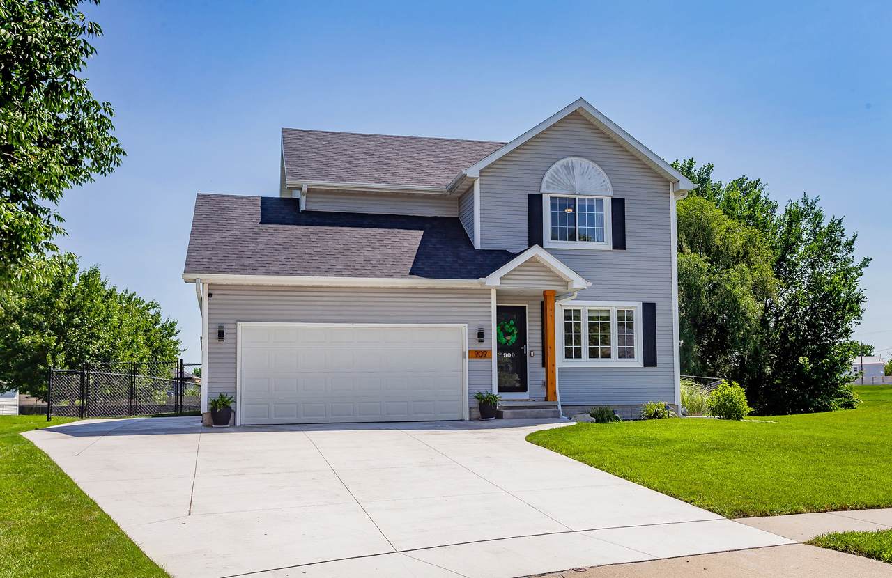 909 Parkside Court - Photo 1