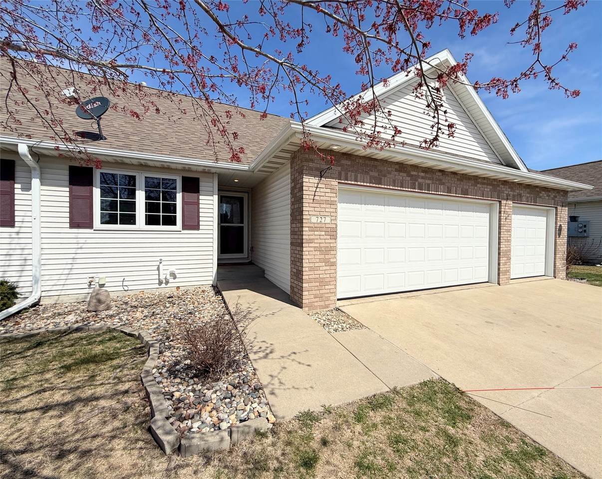 727 Ponds Edge Circle - Photo 1