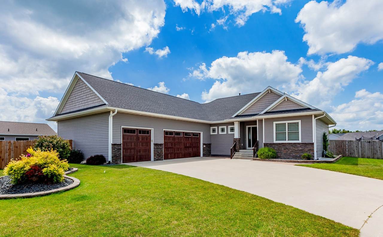 320 Hawthorne Circle - Photo 1