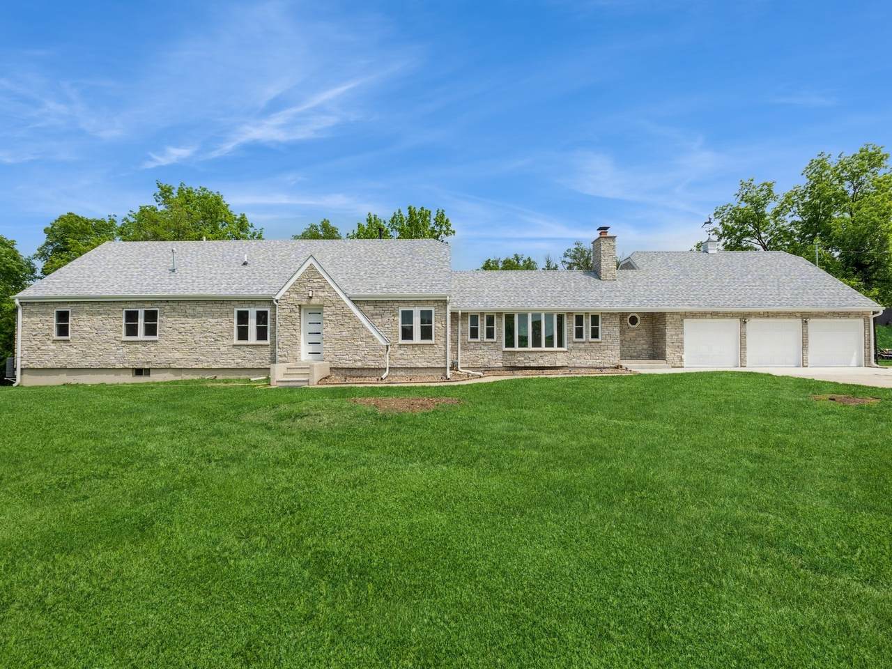 4390 Broadway Avenue - Photo 1