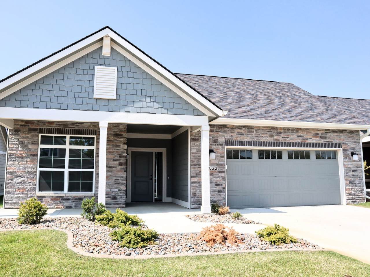 1022 Creekside Drive - Photo 1