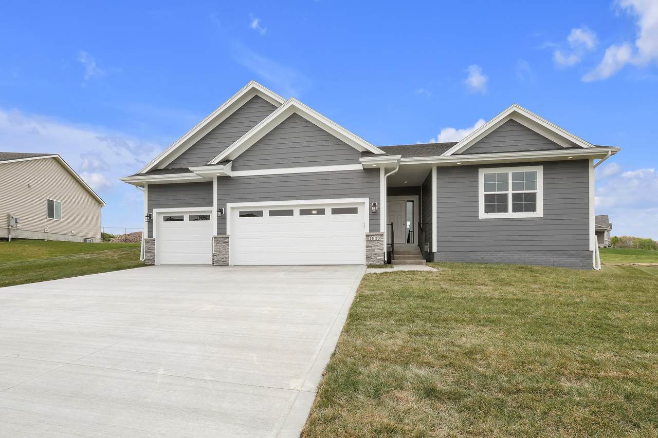 1800 Lakeview Drive - Photo 1