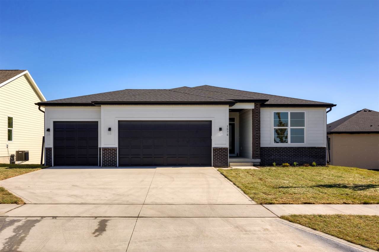 1575 Parkside Lane - Photo 1