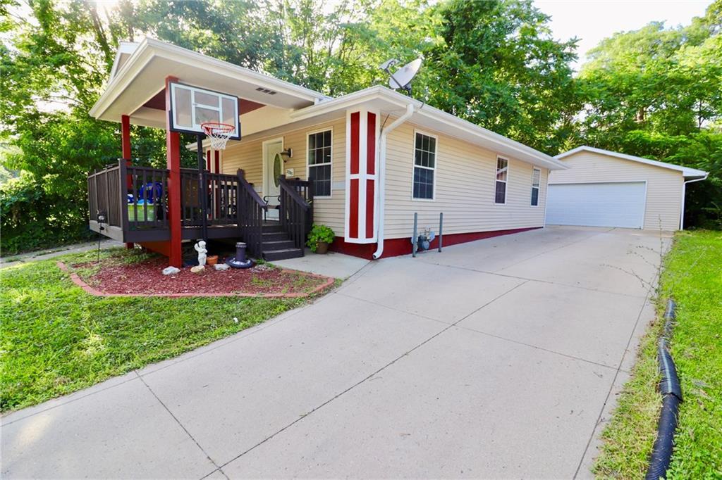 2505 Bennett Avenue - Photo 1