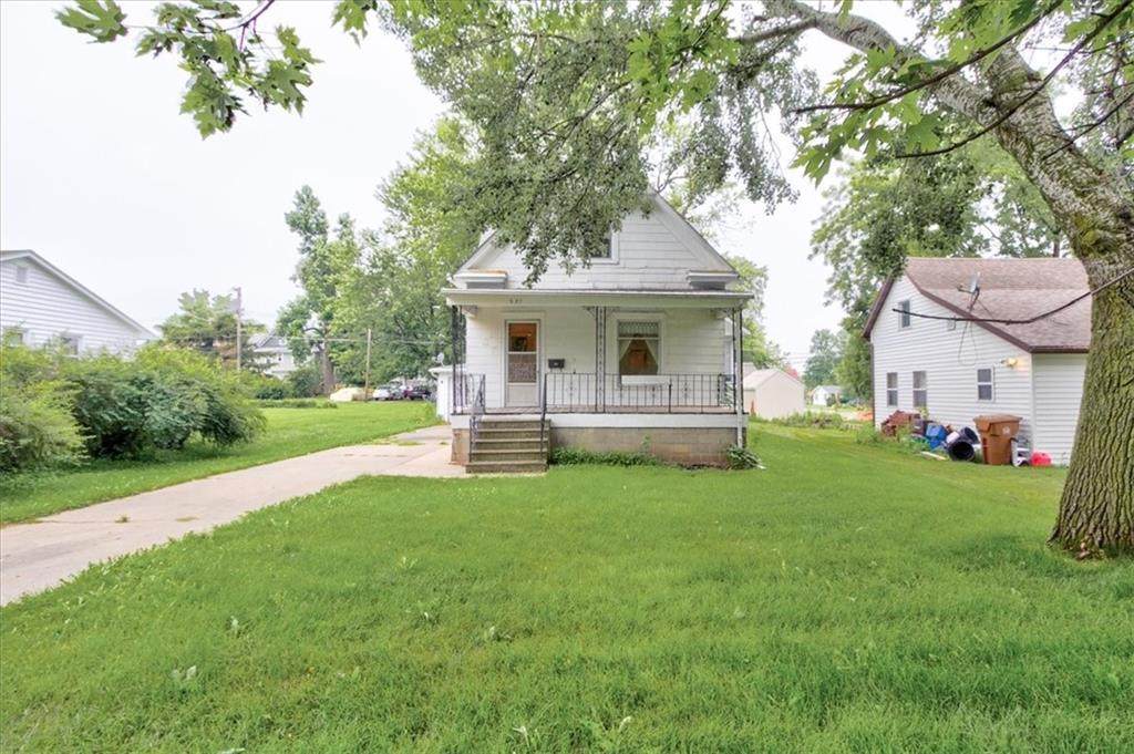 927 Center Street - Photo 1