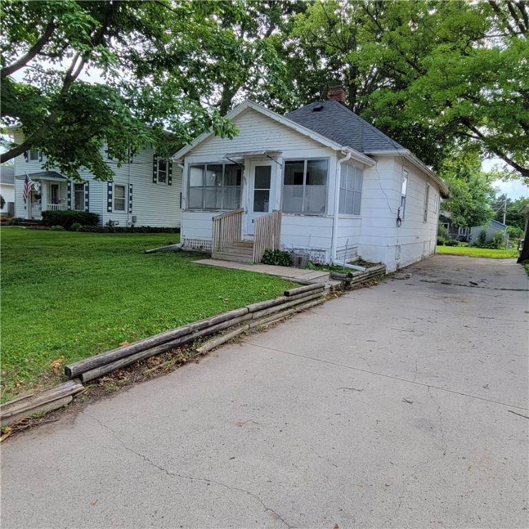 809 10th Street - Photo 1