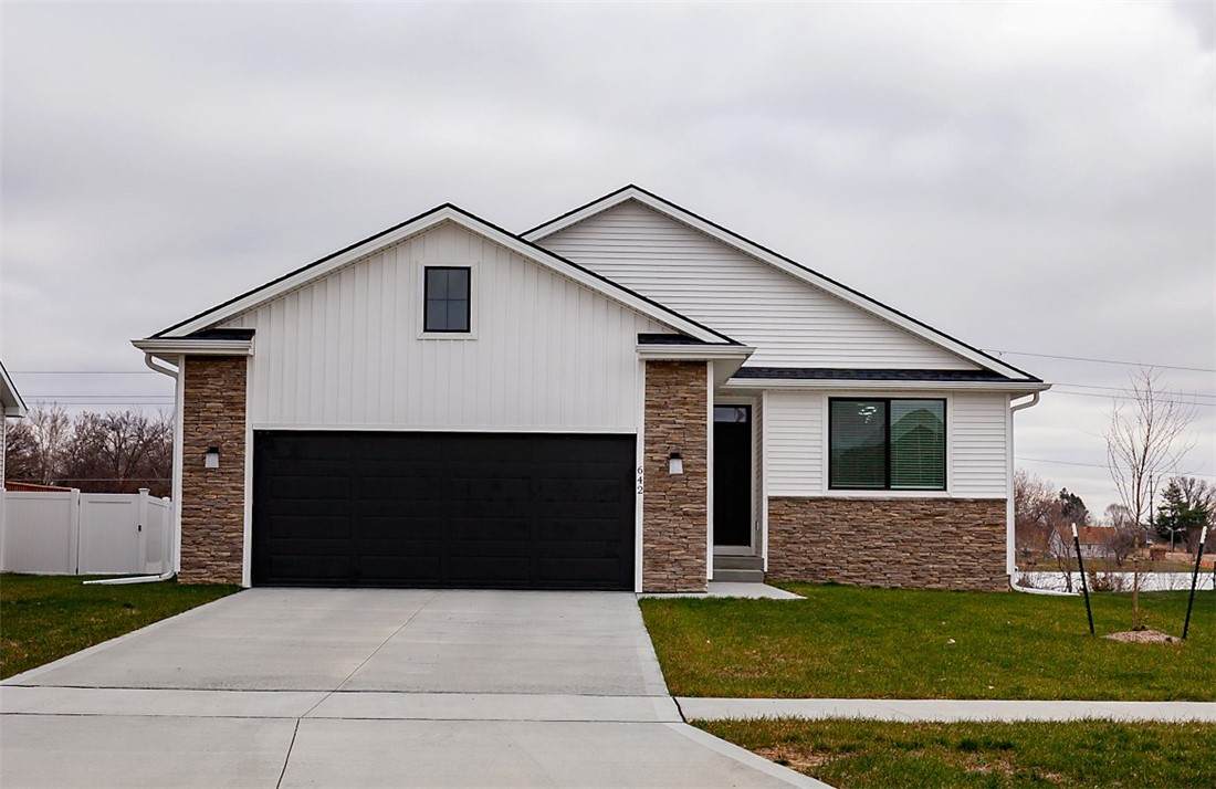 642 Pine Avenue - Photo 1